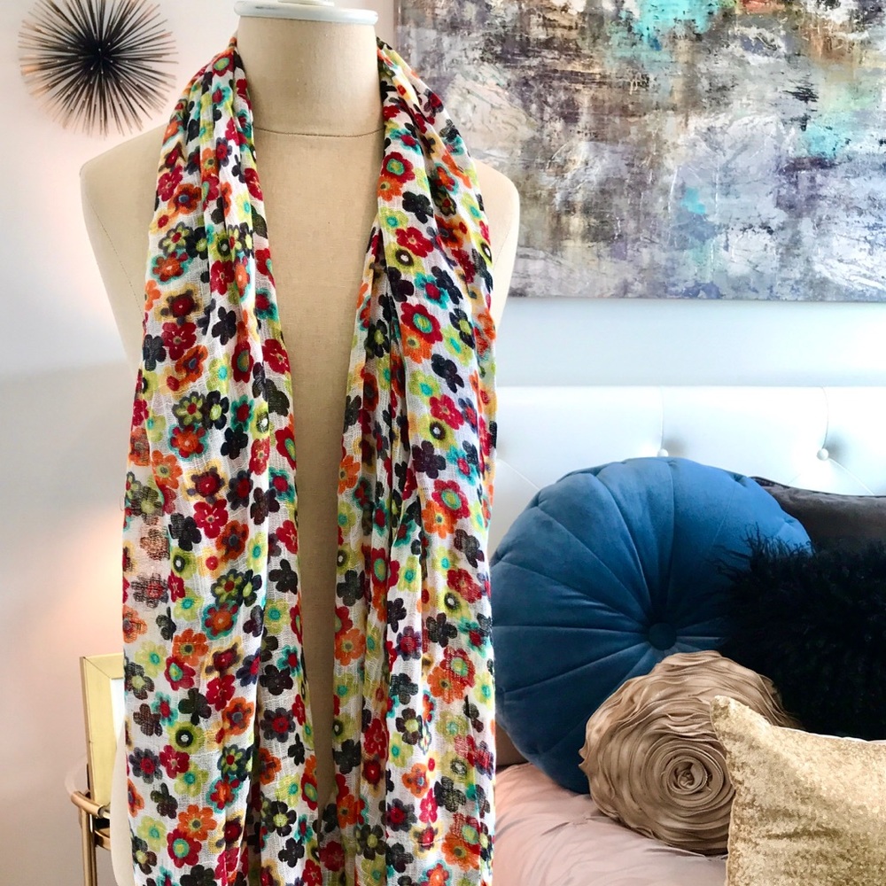 🌺 scarf or sarong .  It’s a beautiful Sea of Flowers 🌺🌸Oblong Scarf 🌺